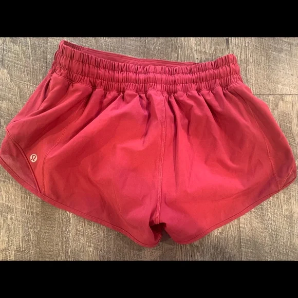 Lululemon Hotty Hot low rise 2.5” - Picture 2 of 3